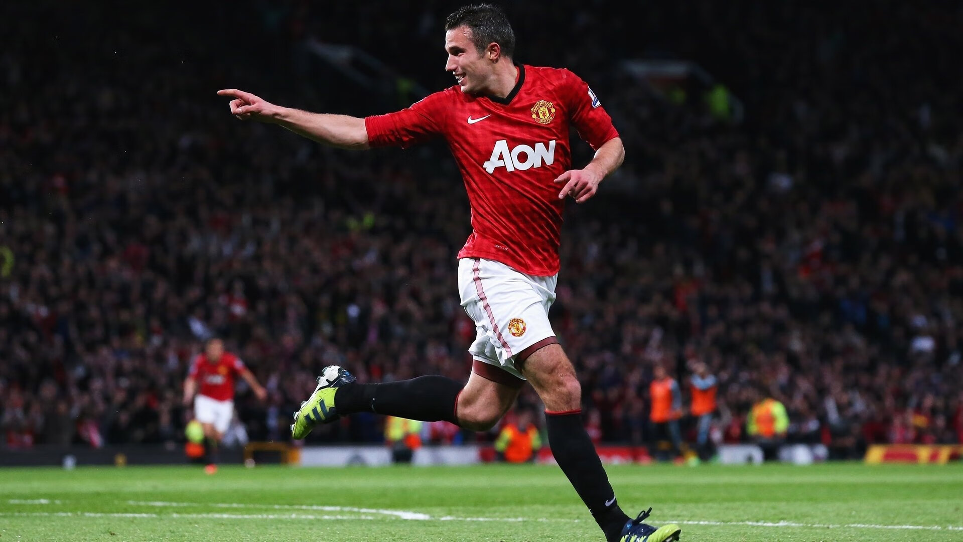 中场传球重心变化是否左右整体进攻模式，传中球怎么不停球直接射门